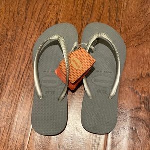 Havaianas gray/silver flip flops. Size 2Y 31-32